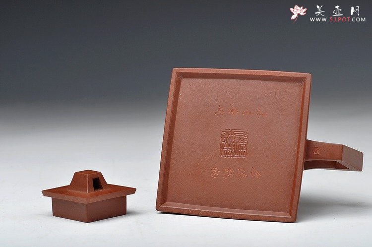 紫砂壶图片：气势凛然 剑流身如城 李昌鸿大师装饰 全手升方壶 - 宜兴紫砂壶网