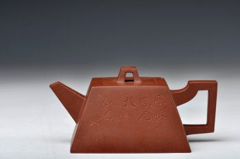 紫砂壶图片：气势凛然 剑流身如城 李昌鸿大师装饰 全手升方壶 - 宜兴紫砂壶网