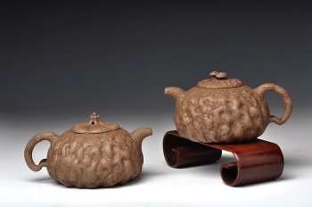 紫砂壶图片：邵惠雄风格 全手龚春 灵芝和瓜纽一对 薄胎 - 宜兴紫砂壶网