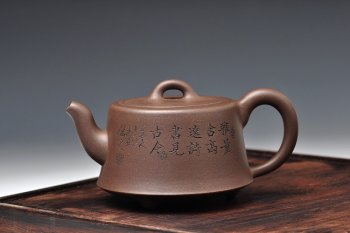 紫砂壶图片：双刀精品更显老味  柱础 青灰砂 范曾人物风格 - 宜兴紫砂壶网