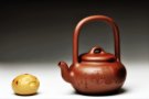 紫砂壶图片：张听刚装饰 饱满玉润 全手禅珠提梁 精美之作 - 宜兴紫砂壶网