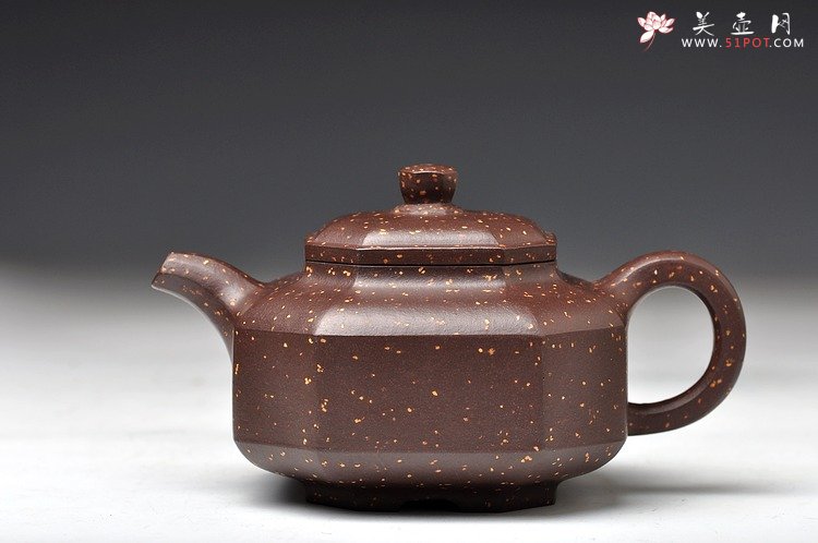 紫砂壶图片：方器经典之作 实力体现 迷人铺砂 全手八方侧角 - 宜兴紫砂壶网