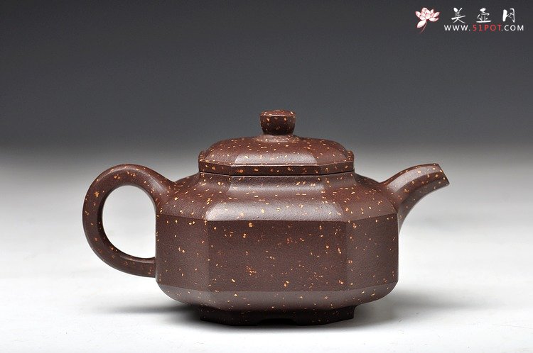 紫砂壶图片：方器经典之作 实力体现 迷人铺砂 全手八方侧角 - 宜兴紫砂壶网