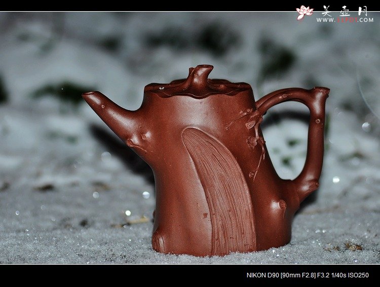 紫砂壶图片：单志萍壬辰年年终之作 全手弯把梅桩 瑞雪兆丰年 傲雪寒梅 - 宜兴紫砂壶网