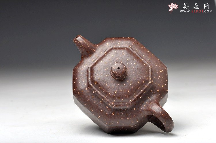 紫砂壶图片：方器经典之作 实力体现 迷人铺砂 全手八方侧角 - 宜兴紫砂壶网