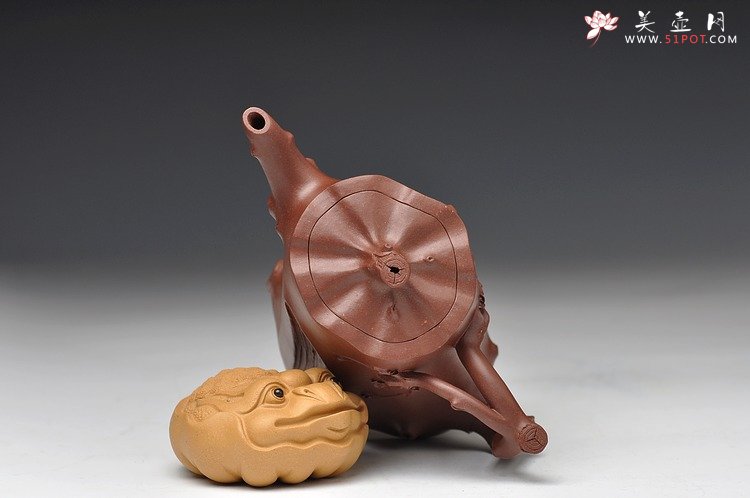 紫砂壶图片：单志萍壬辰年年终之作 全手弯把梅桩 瑞雪兆丰年 傲雪寒梅 - 宜兴紫砂壶网