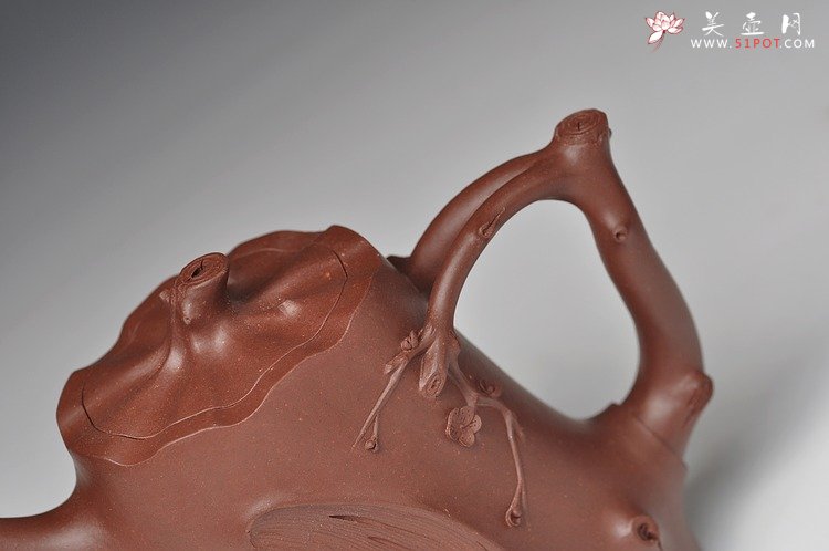 紫砂壶图片：单志萍壬辰年年终之作 全手弯把梅桩 瑞雪兆丰年 傲雪寒梅 - 宜兴紫砂壶网