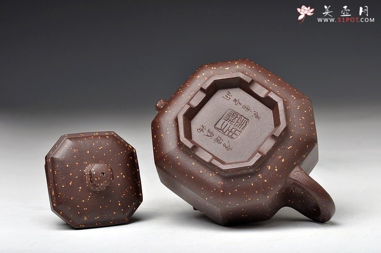 紫砂壶图片：方器经典之作 实力体现 迷人铺砂 全手八方侧角 - 宜兴紫砂壶网