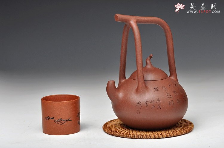 紫砂壶图片：国助工强强联合 和石装饰 传统经典 全手瓢提梁 - 宜兴紫砂壶网