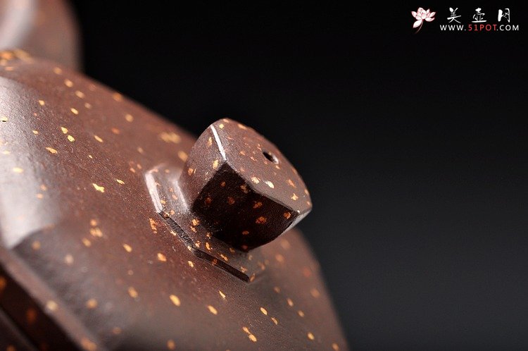 紫砂壶图片：方器经典之作 实力体现 迷人铺砂 全手八方侧角 - 宜兴紫砂壶网