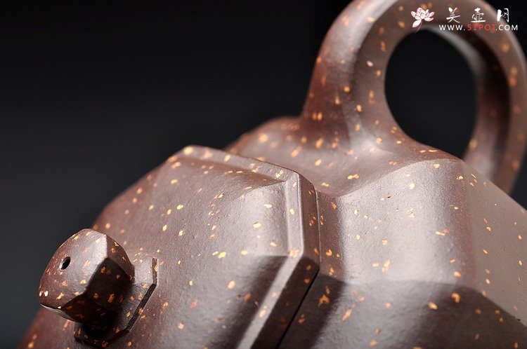 紫砂壶图片：方器经典之作 实力体现 迷人铺砂 全手八方侧角 - 宜兴紫砂壶网