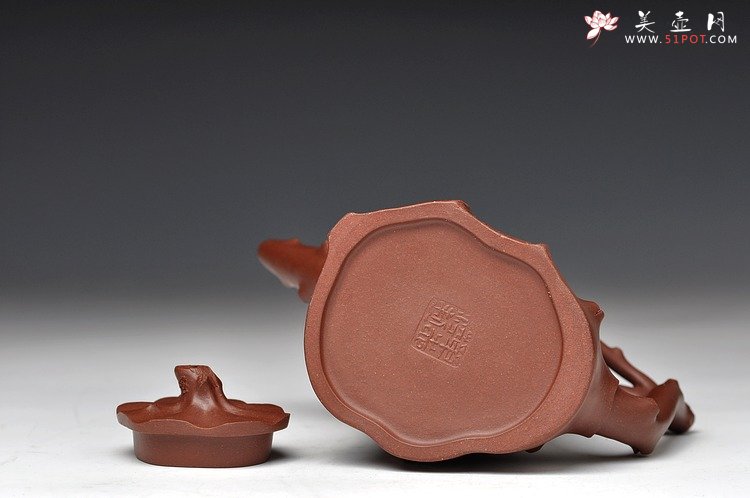 紫砂壶图片：单志萍壬辰年年终之作 全手弯把梅桩 瑞雪兆丰年 傲雪寒梅 - 宜兴紫砂壶网