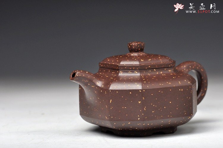 紫砂壶图片：方器经典之作 实力体现 迷人铺砂 全手八方侧角 - 宜兴紫砂壶网