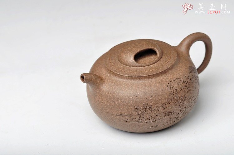 紫砂壶图片：国助和石装饰王翔风格 通景山水 玉成窑风格 全手归隐 - 宜兴紫砂壶网