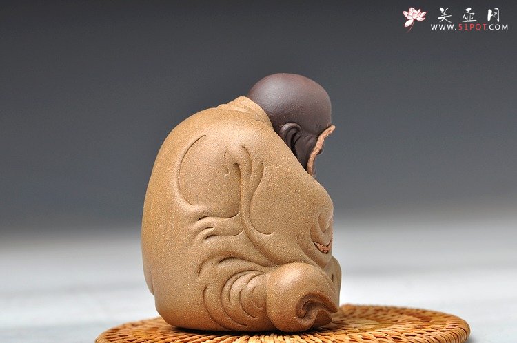 紫砂壶图片：十八罗汉之长眉罗汉和掏耳罗汉 神态细腻传神 精品茶宠 - 宜兴紫砂壶网