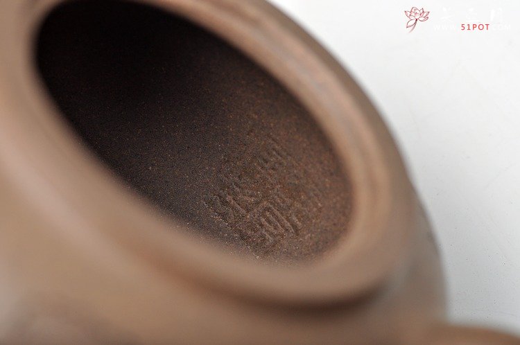 紫砂壶图片：国助和石装饰王翔风格 通景山水 玉成窑风格 全手归隐 - 宜兴紫砂壶网