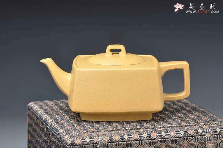 紫砂壶图片：何卫枫最新力作 全手本绿砂四方 挺拔舒展 适合绿茶 - 宜兴紫砂壶网