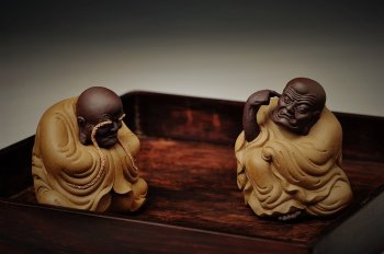 紫砂壶图片：十八罗汉之长眉罗汉和掏耳罗汉 神态细腻传神 精品茶宠 - 宜兴紫砂壶网