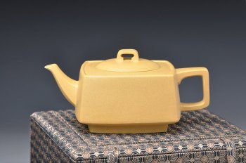 紫砂壶图片：何卫枫最新力作 全手本绿砂四方 挺拔舒展 适合绿茶 - 宜兴紫砂壶网