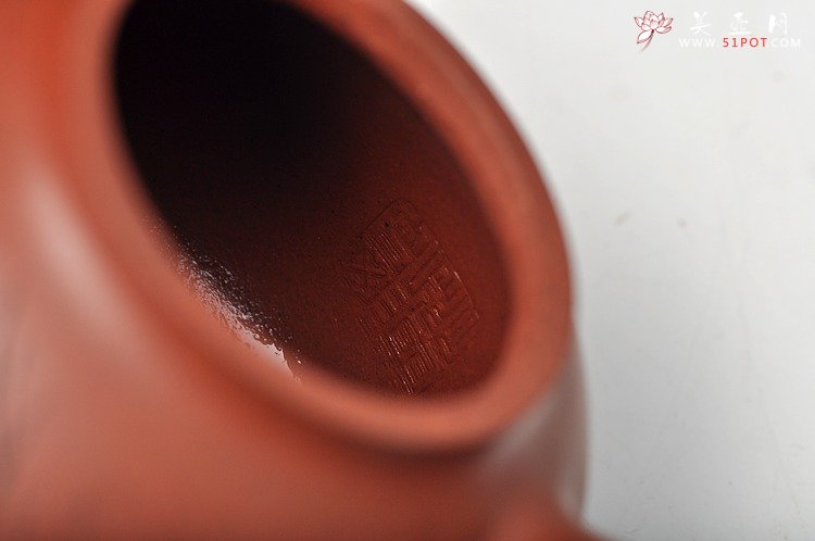 紫砂壶图片：细刻入丝 形体端庄 传统作品 全手三足乳鼎 - 宜兴紫砂壶网