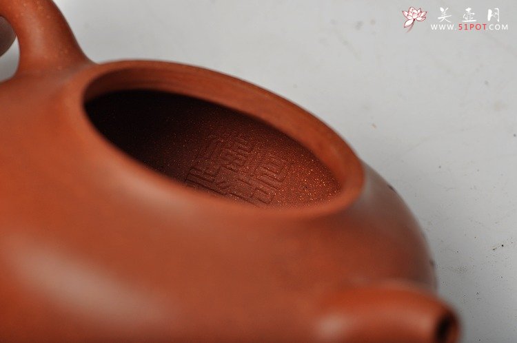 紫砂壶图片：何卫枫老师义拍作品 全手华颖 陈宏林老师装饰 雅安我们在一起 - 宜兴紫砂壶网