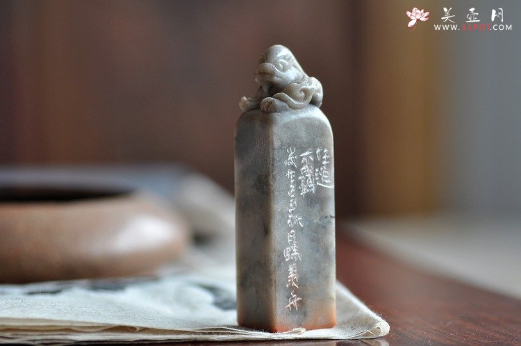 紫砂壶图片：陆轶舟老师义拍作品 ‘任逸不羁’印章 雅安我们在一起 - 宜兴紫砂壶网