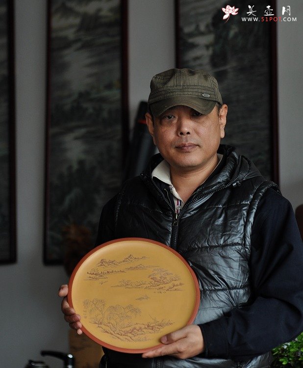 紫砂壶图片：王智斌老师义拍紫砂作品 山水挂盘 雅安我们在一起 - 宜兴紫砂壶网