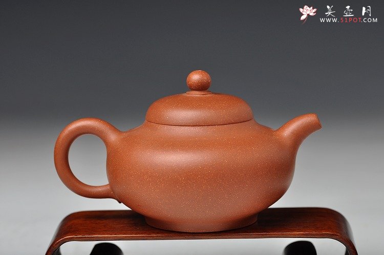 紫砂壶图片：何卫枫老师义拍作品 全手华颖 陈宏林老师装饰 雅安我们在一起 - 宜兴紫砂壶网
