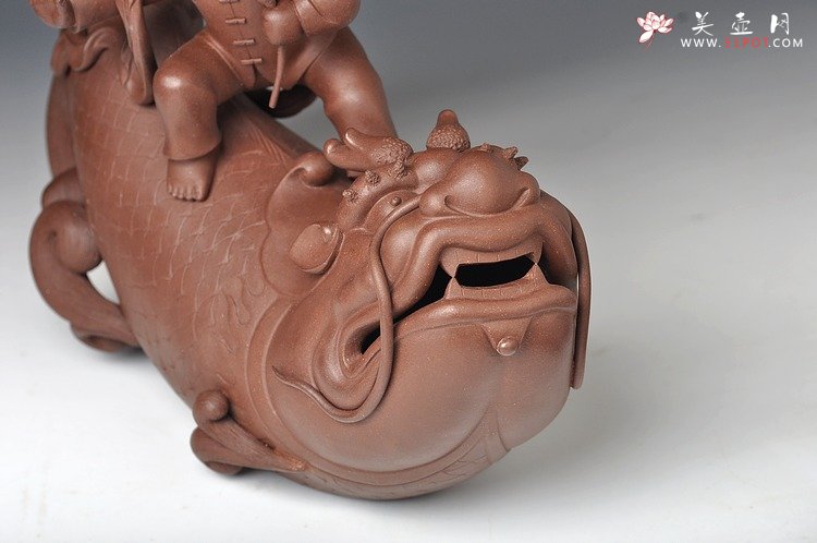 紫砂壶图片：财童戏鱼龙 精品之作 - 宜兴紫砂壶网