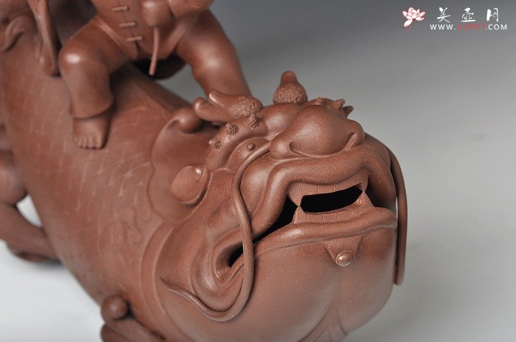 紫砂壶图片：财童戏鱼龙 精品之作 - 宜兴紫砂壶网