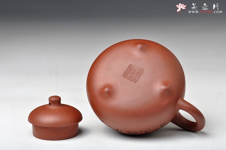 紫砂壶图片：细刻入丝 形体端庄 传统作品 全手三足乳鼎 - 宜兴紫砂壶网