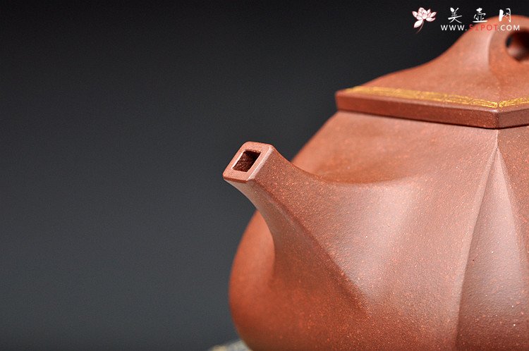 紫砂壶图片：气度不凡 真金装饰 古色古香 全手四方抽角 - 宜兴紫砂壶网