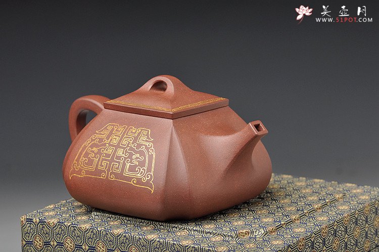 紫砂壶图片：气度不凡 真金装饰 古色古香 全手四方抽角 - 宜兴紫砂壶网