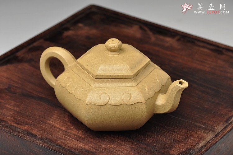 紫砂壶图片：何卫枫最新力作 别具一格 典雅大方 全手六方如意 - 宜兴紫砂壶网