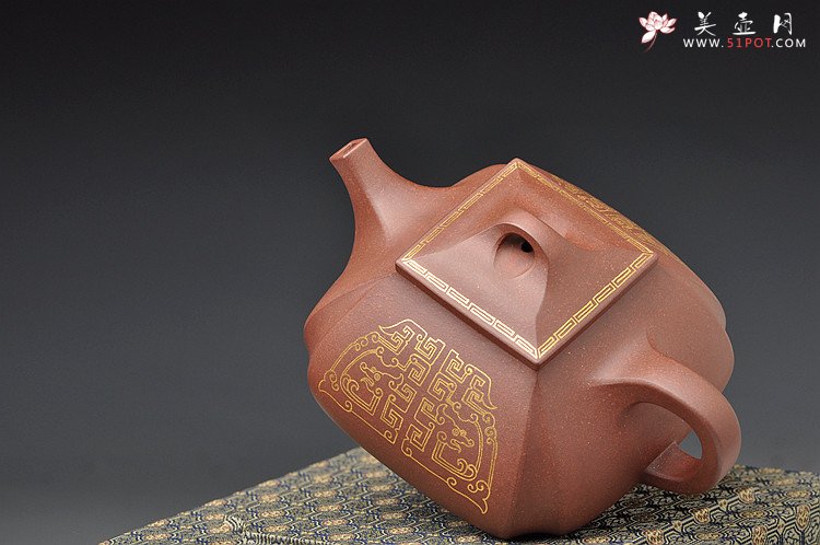 紫砂壶图片：气度不凡 真金装饰 古色古香 全手四方抽角 - 宜兴紫砂壶网