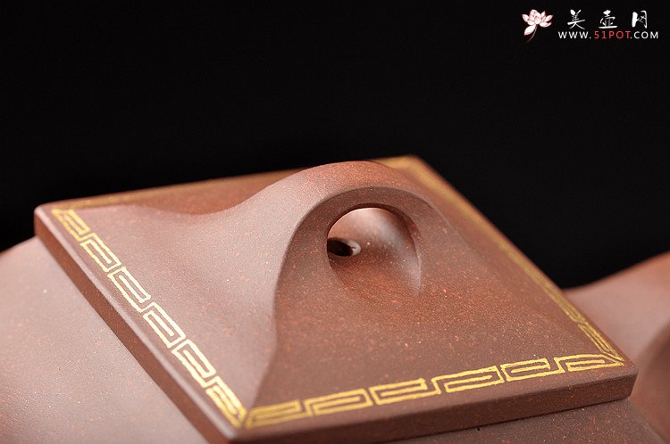 紫砂壶图片：气度不凡 真金装饰 古色古香 全手四方抽角 - 宜兴紫砂壶网