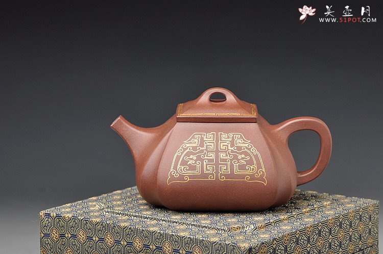 紫砂壶图片：气度不凡 真金装饰 古色古香 全手四方抽角 - 宜兴紫砂壶网