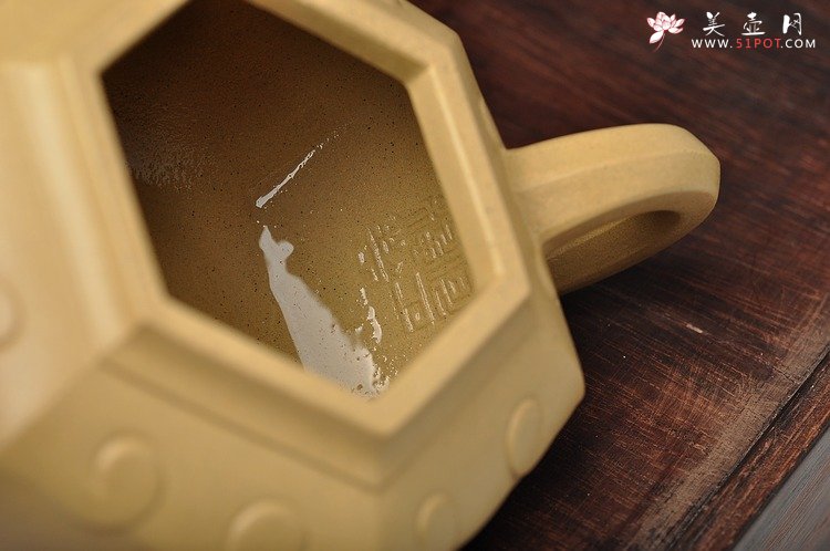 紫砂壶图片：何卫枫最新力作 别具一格 典雅大方 全手六方如意 - 宜兴紫砂壶网