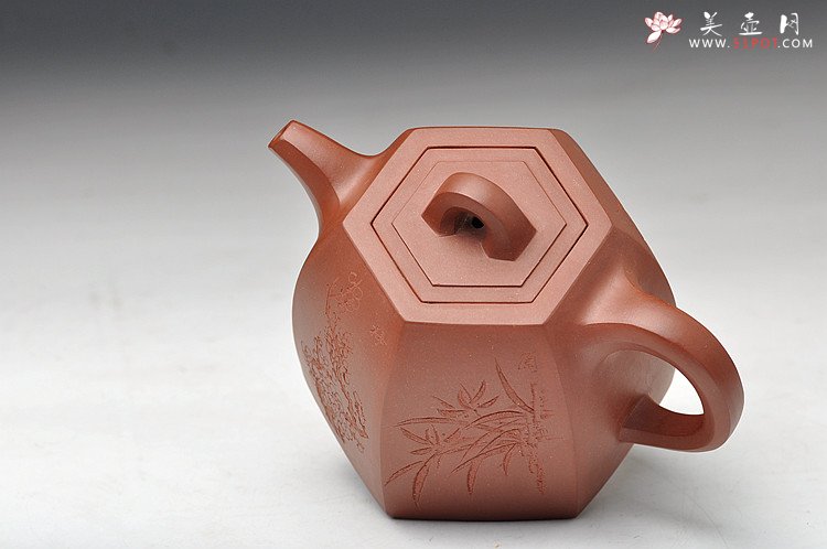 紫砂壶图片：史金妹经典代表作 全手秤砣六方 国大师李昌鸿即兴装饰 - 宜兴紫砂壶网