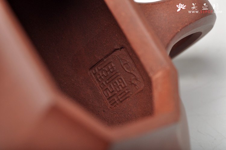 紫砂壶图片：浑厚沉稳 精工佳作  全手聚福八方  - 宜兴紫砂壶网