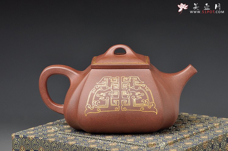 紫砂壶图片：气度不凡 真金装饰 古色古香 全手四方抽角 - 宜兴紫砂壶网
