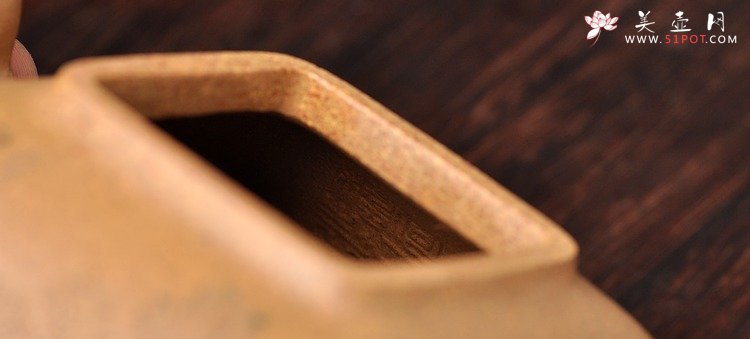 紫砂壶图片：强强联合 李彦雄通景山水 全手孤棱 素雅耐品 - 宜兴紫砂壶网