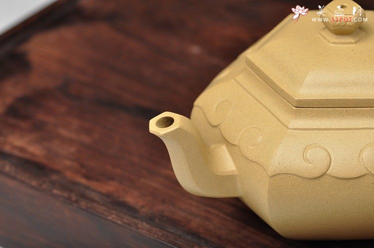 紫砂壶图片：何卫枫最新力作 别具一格 典雅大方 全手六方如意 - 宜兴紫砂壶网