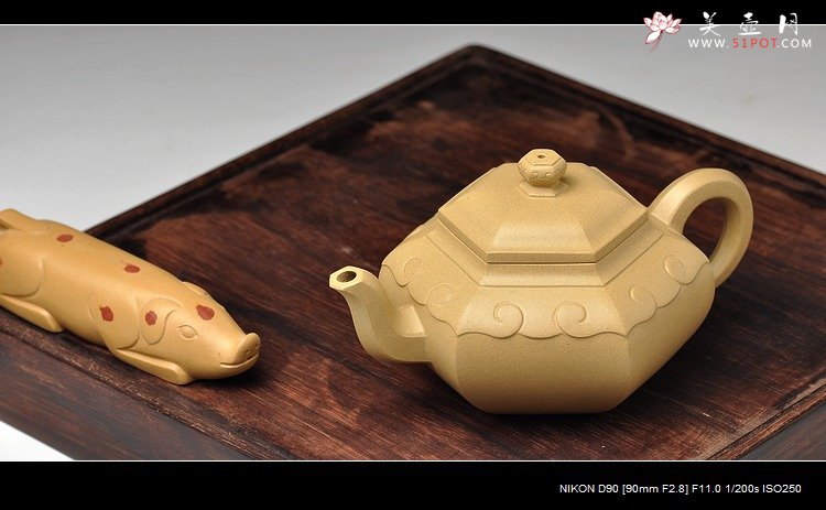 紫砂壶图片：何卫枫最新力作 别具一格 典雅大方 全手六方如意 - 宜兴紫砂壶网