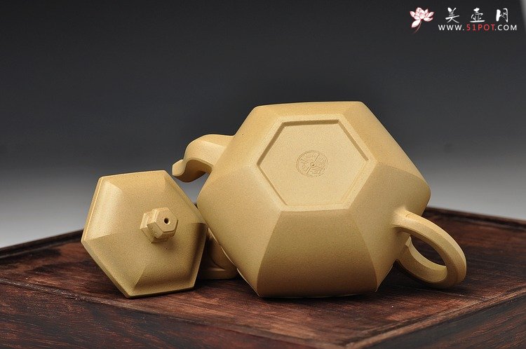 紫砂壶图片：何卫枫最新力作 别具一格 典雅大方 全手六方如意 - 宜兴紫砂壶网