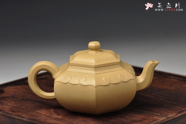 紫砂壶图片：何卫枫最新力作 别具一格 典雅大方 全手六方如意 - 宜兴紫砂壶网