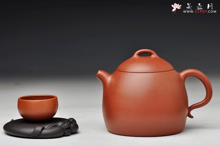 紫砂壶图片：清秀俊雅 陈进新品力作 全手秦权 - 宜兴紫砂壶网