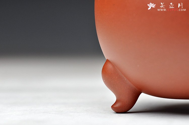 紫砂壶图片：昂然有力 手工点砂 全手三足瑞兽 真金点睛有气势 - 宜兴紫砂壶网