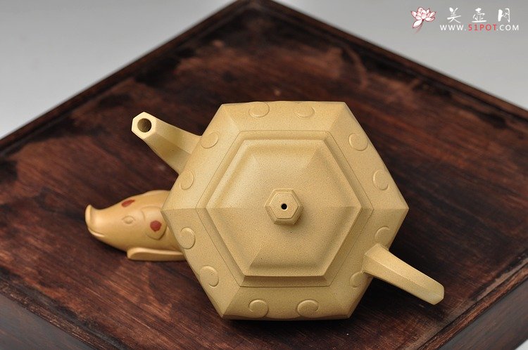 紫砂壶图片：何卫枫最新力作 别具一格 典雅大方 全手六方如意 - 宜兴紫砂壶网