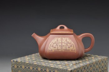 紫砂壶图片：气度不凡 真金装饰 古色古香 全手四方抽角 - 宜兴紫砂壶网